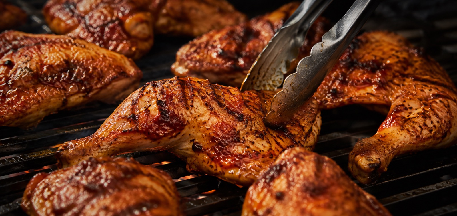Morceaux de poulet Piri-Piri saisis sur le grill